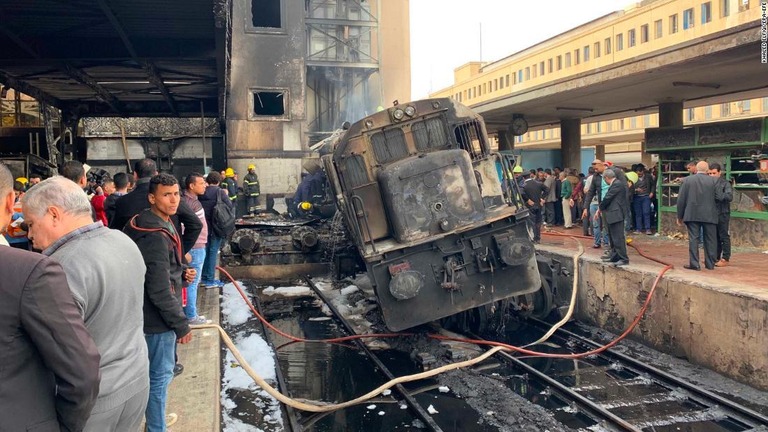 カイロ市内の駅で車両から出火し、死者が出た/KHALED ELFIQI/EPA-EFE