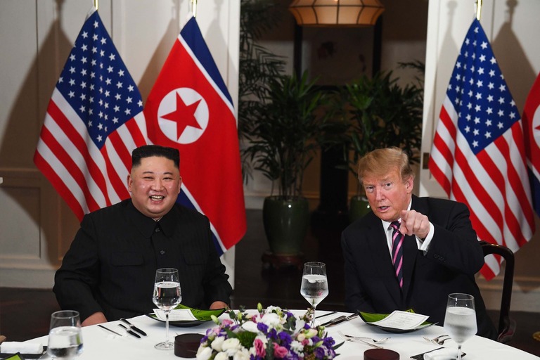 北朝鮮の金委員長（左）は核兵器の全面的な解体にも前向きな姿勢を見せていた/Saul Loeb/AFP/Getty Images