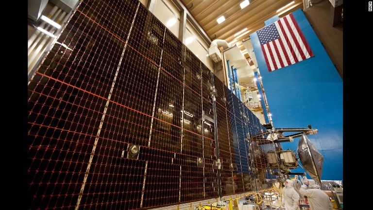 ジュノーが展開する大型太陽電池パネル/NASA