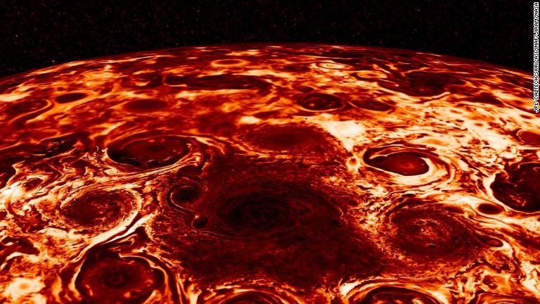 赤外線観測機器「ＪＩＲＡＭ」でとらえた木星の合成画像。北極点のサイクロンの周囲に８つのサイクロンが見える/JPL-Caltech/SwRI/ASI/INAF/JIRAM/NASA