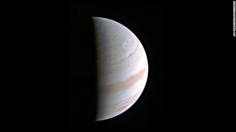 木星を北極側から捉えた画像/JPL-Caltech/SwRI/MSSS/NASA