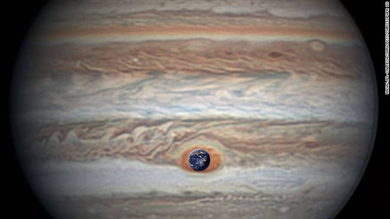 比較のために木星と地球を合成した画像/NASA/JPL-Caltech/SwRI/MSSS/Christopher Go