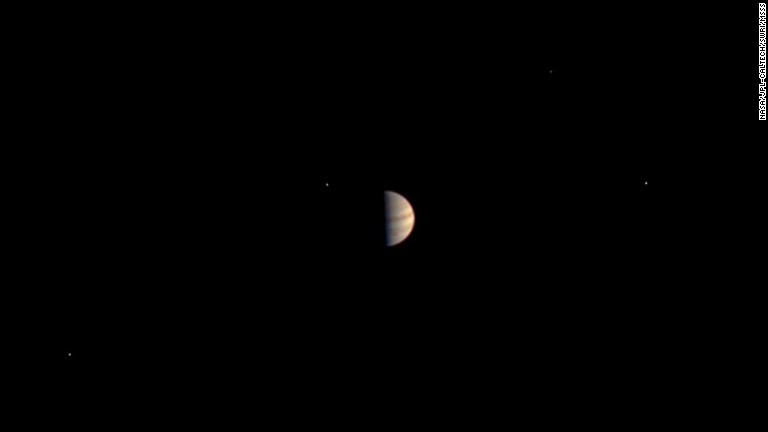 周回軌道に入る前に撮られた木星の画像/NASA/JPL-Caltech/SwRI/MSSS