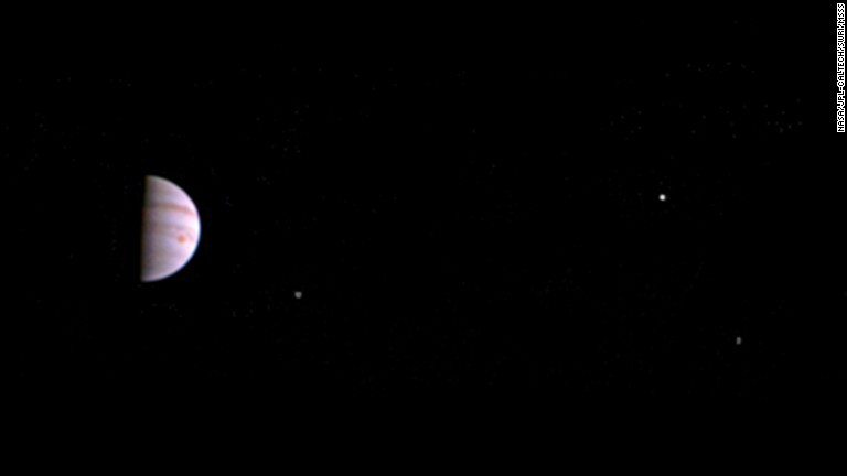 木星の周回軌道に入ってから初めて送られてきた画像/NASA/JPL-Caltech/SwRI/MSSS