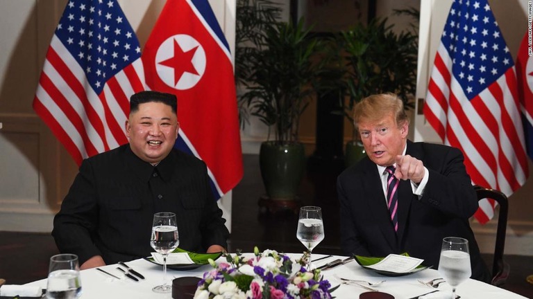 首脳会談１日目で夕食を共にするトランプ大統領と金正恩委員長/Saul Loeb/AFP/Getty Images
