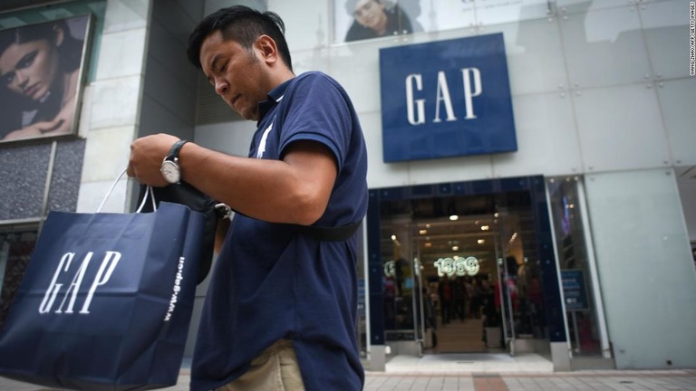 米衣料品大手のギャップが店舗の閉鎖と会社の分割を発表/WANG ZHAO/AFP/Getty Images