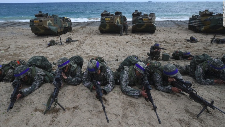 ２０１７年の「フォール・イーグル」演習中の韓国海兵隊/JUNG YEON-JE/AFP/Getty Images
