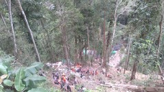 坑内の３６人、酸素不足で絶望視　インドネシア金鉱山崩落