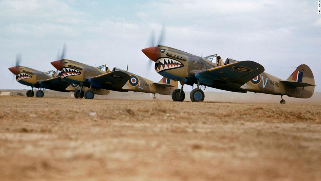 離陸に備える「キティホークIII」=1943年、チュニジア/IWM TR 975