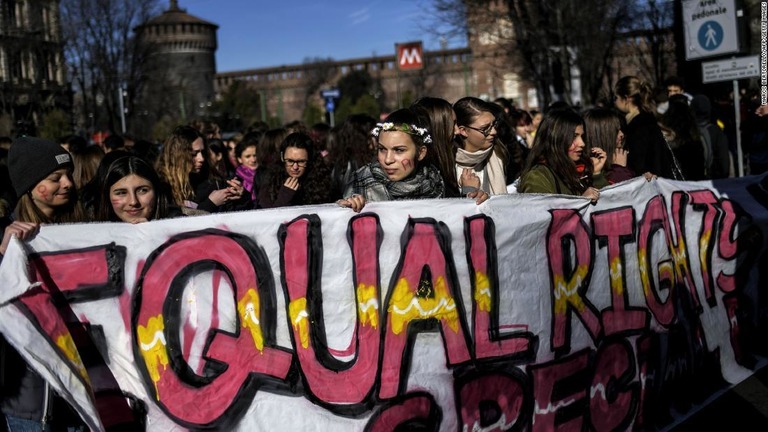 「国際女性デー」にあわせて行進する女性たち/MARCO BERTORELLO/AFP/Getty Images