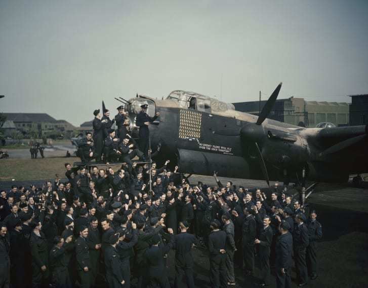爆撃機「アブロランカスター」の出撃100回を祝う/IWM TR 1795