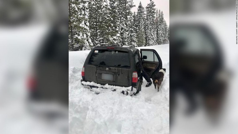 ５日間にわたって車に閉じ込められた男性と飼い犬が救出される出来事があった/Deschutes County Sheriff's Office/From Facebook