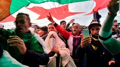 アルジェリア大統領、５選出馬を表明　反対派が大規模デモ 