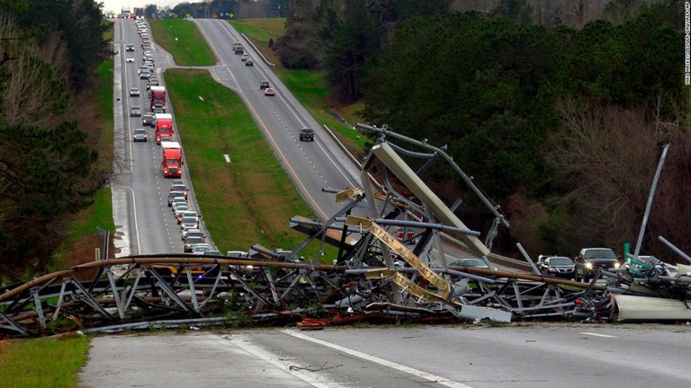 米アラバマ州で起きた竜巻により、幹線道路をふさぐ形で倒壊した携帯電話の中継塔/Mike Haskey/Ledger-Enquirer/AP