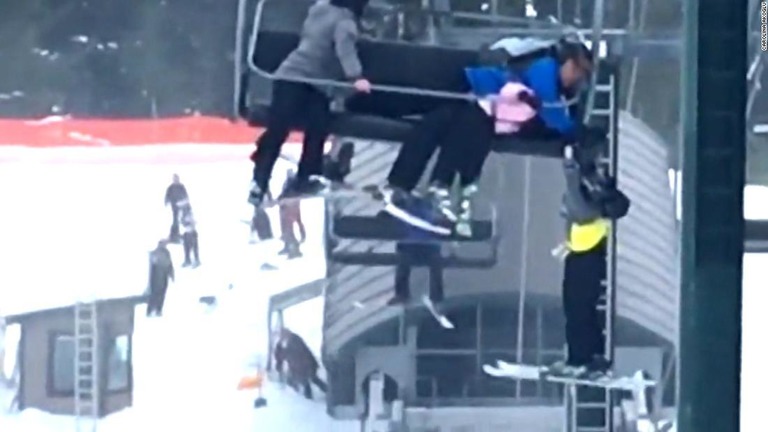 スキー場では、男の子がリフトから転落しかけた状況について調査を行う方針/carolina akoglu
