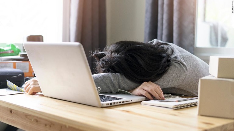 平日の睡眠不足を週末で補う「寝だめ」の悪影響が新研究で明らかに/Shutterstock 