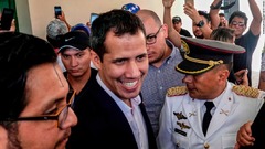 ベネズエラ野党指導者のグアイド氏が帰国　拘束される可能性も