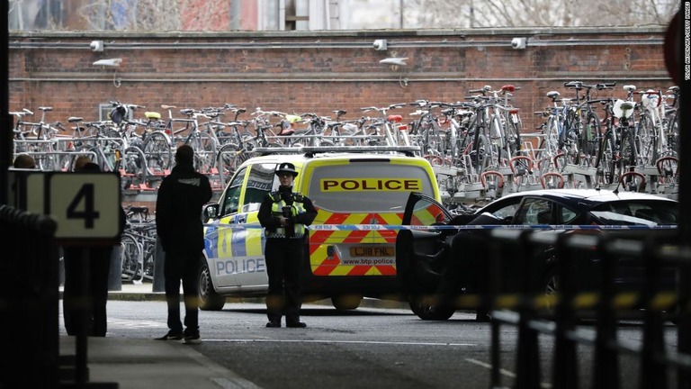 ロンドン市内の３カ所で即席爆弾を仕掛けた小包が見つかった/TOLGA AKMEN/AFP/Getty Images