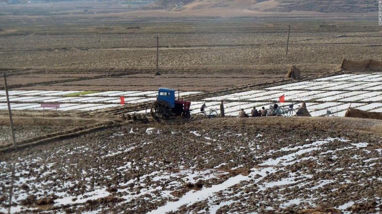 トラクターを使って耕した北朝鮮農村部の畑＝２０１１年/AFP/Getty Images
