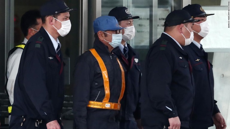 保釈が認められ、東京拘置所を出るゴーン被告（中央）/Behrouz Mehri/AFP/Getty Images