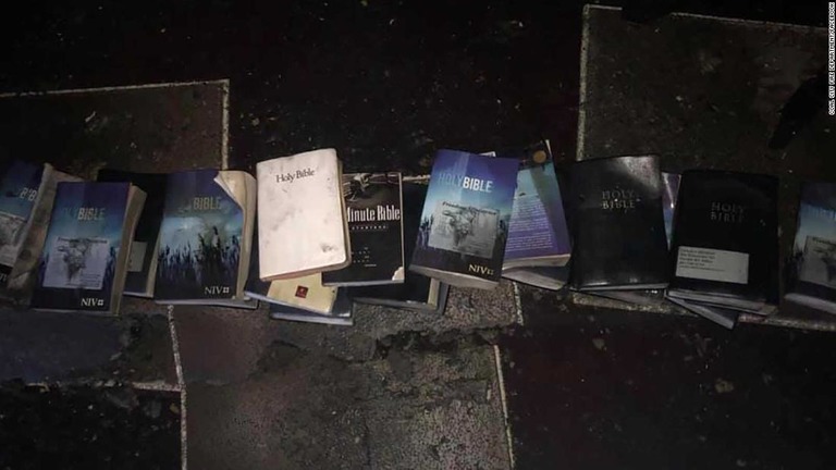 教会の焼け跡の中、無傷のまま見つかった聖書十数冊/Coal City Fire Department/Facebook