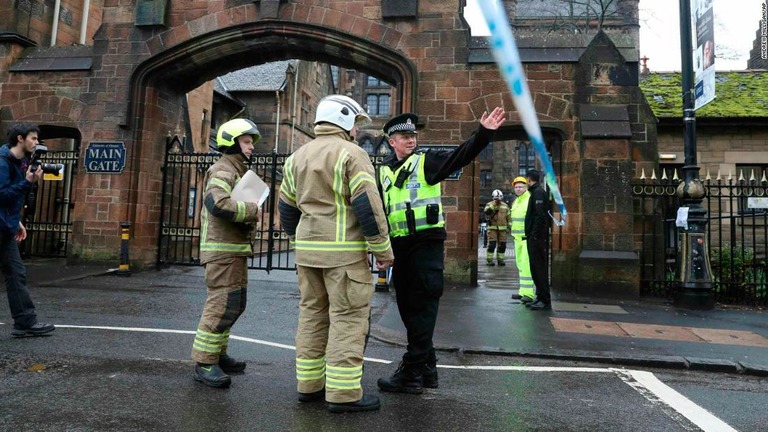 英国各地で不審な小包が見つかったという通報が相次ぎ、警察が対応に追われた/Andrew Milligan/AP