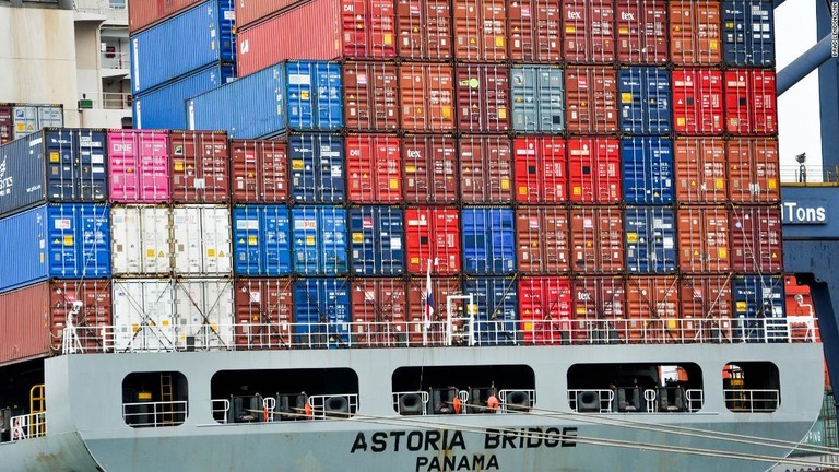 米国の貿易赤字が１０年ぶりの高水準を記録した/Brad Lendon/CNN