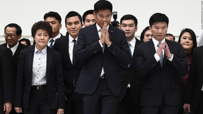 プリチャーポン党首は判決に「深い悲しみ」を覚えると言及した/LILLIAN SUWANRUMPHA/AFP/Getty Images