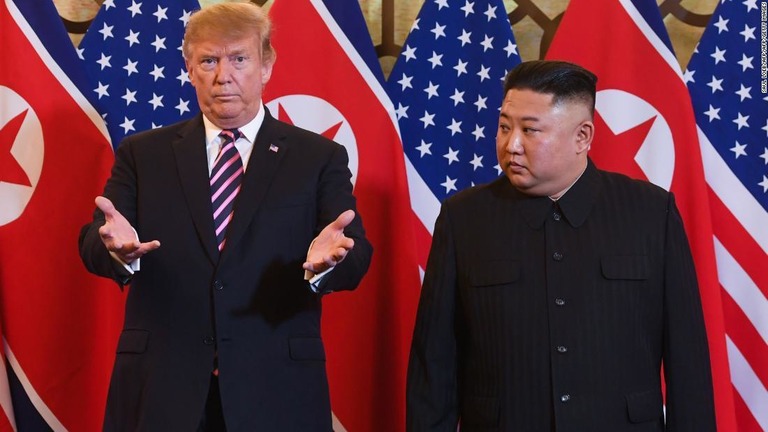 トランプ大統領（左）と金正恩朝鮮労働党委員長＝２月２７日/SAUL LOEB/AFP/AFP/Getty Images