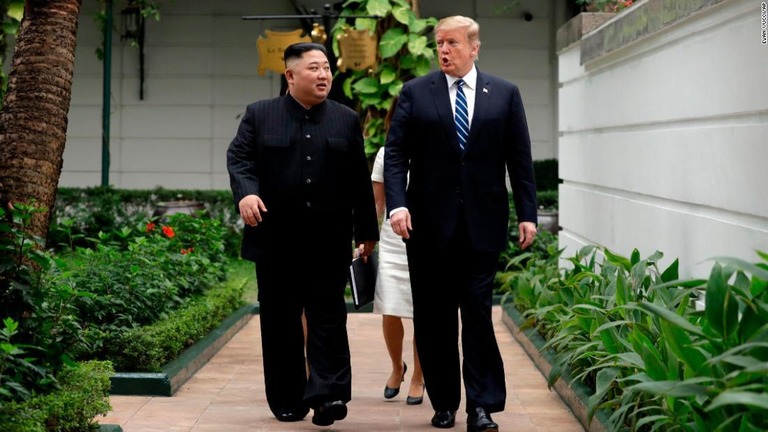 ドナルド・トランプ氏（右）と金正恩氏。先月末の米朝首脳会談は物別れに終わった