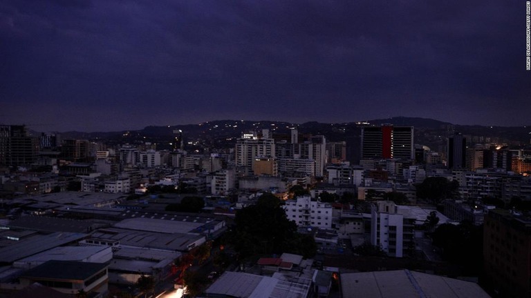 大規模な停電に見舞われたベネズエラ＝７日、首都カラカスのチャカオ地区/MATIAS DELACROIX/AFP/Getty Images