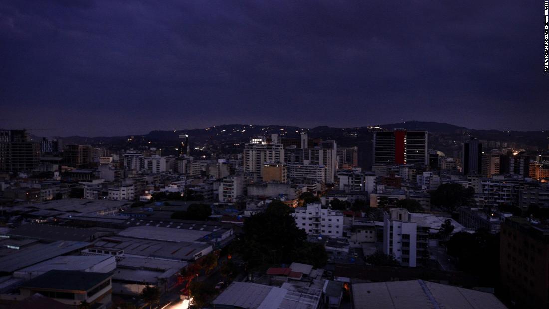 停電に見舞われているカラカスのチャカオ地区＝７日/MATIAS DELACROIX/AFP/Getty Images