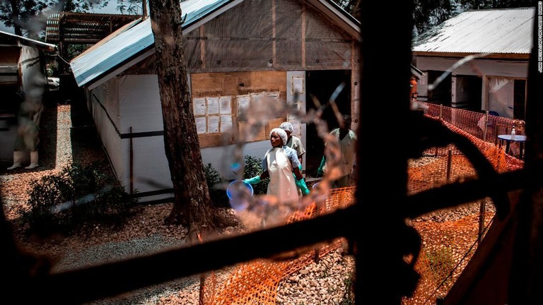 エボラの感染拡大地域にある治療センターが武装グループによる襲撃を受けた/JOHN WESSELS/AFP/AFP/Getty Images