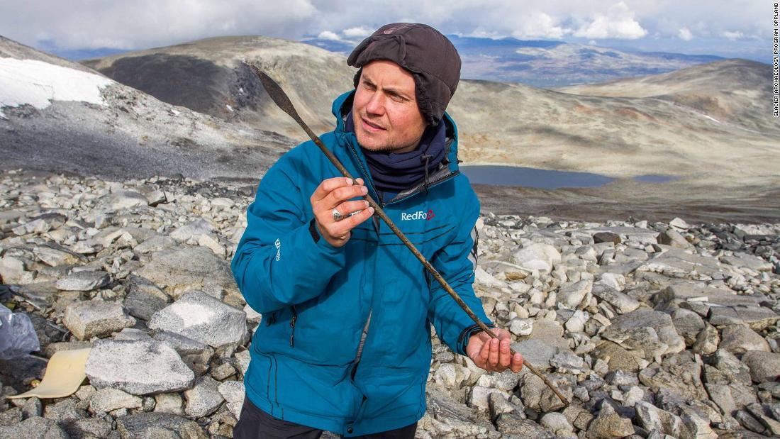 ノルウェーでは「氷の秘密」と呼ばれるプログラムに参加する考古学者が、溶けた氷から現れた遺物を探している。写真は１４００年前の矢を手にする研究チームのメンバー/Glacier Archaeology Program Oppland