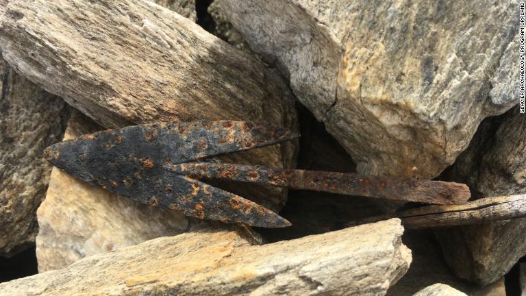 ２０１８年には、トナカイの狩りが行われていた場所から非常に珍しいタイプの矢じりが見つかった。１５００年前のもので、一緒に木のシャフトも発見されている/Glacier Archaeology Program Oppland