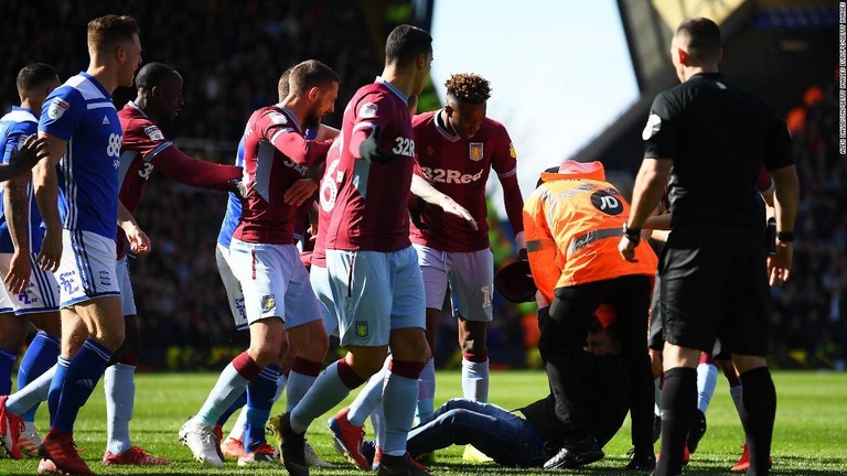 サッカーの試合中に男がスタンドから乱入し、選手の１人に襲い掛かった/Alex Davidson/Getty Images Europe/Getty Images