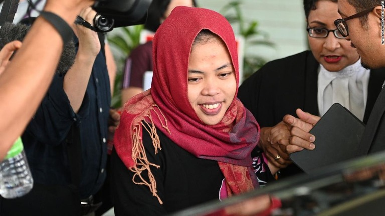 起訴が取り下げられ、笑顔でマレーシアの裁判所を後にするシティ・アイシャ被告/MOHD RASFAN/AFP/Getty Images