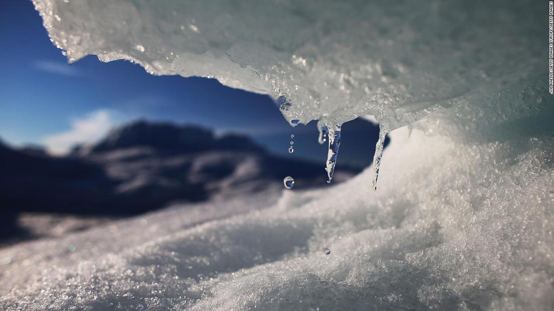 温暖化による氷の融解のほかにも、北極圏では気候変動が多くの脅威を突き付けている/Joe Raedle/Getty Images Europe/Getty Images