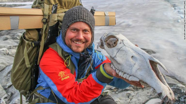 この荷馬の頭蓋骨（ずがいこつ）は３００年前のものだ/Glacier Archaeology Program Oppland