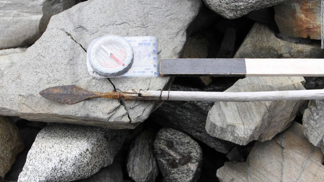 ヨーツンヘイム山地の遺跡で見つかったバイキング時代の矢。この遺跡では７０本近い矢が発見された。最も古いものは６０００年前にさかのぼる/Glacier Archaeology Program Oppland