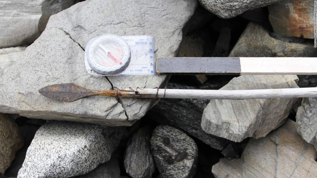 ヨーツンヘイム山地の遺跡で見つかったバイキング時代の矢。この遺跡では70本近い矢が発見された。最も古いものは6000年前にさかのぼる/Glacier Archaeology Program Oppland