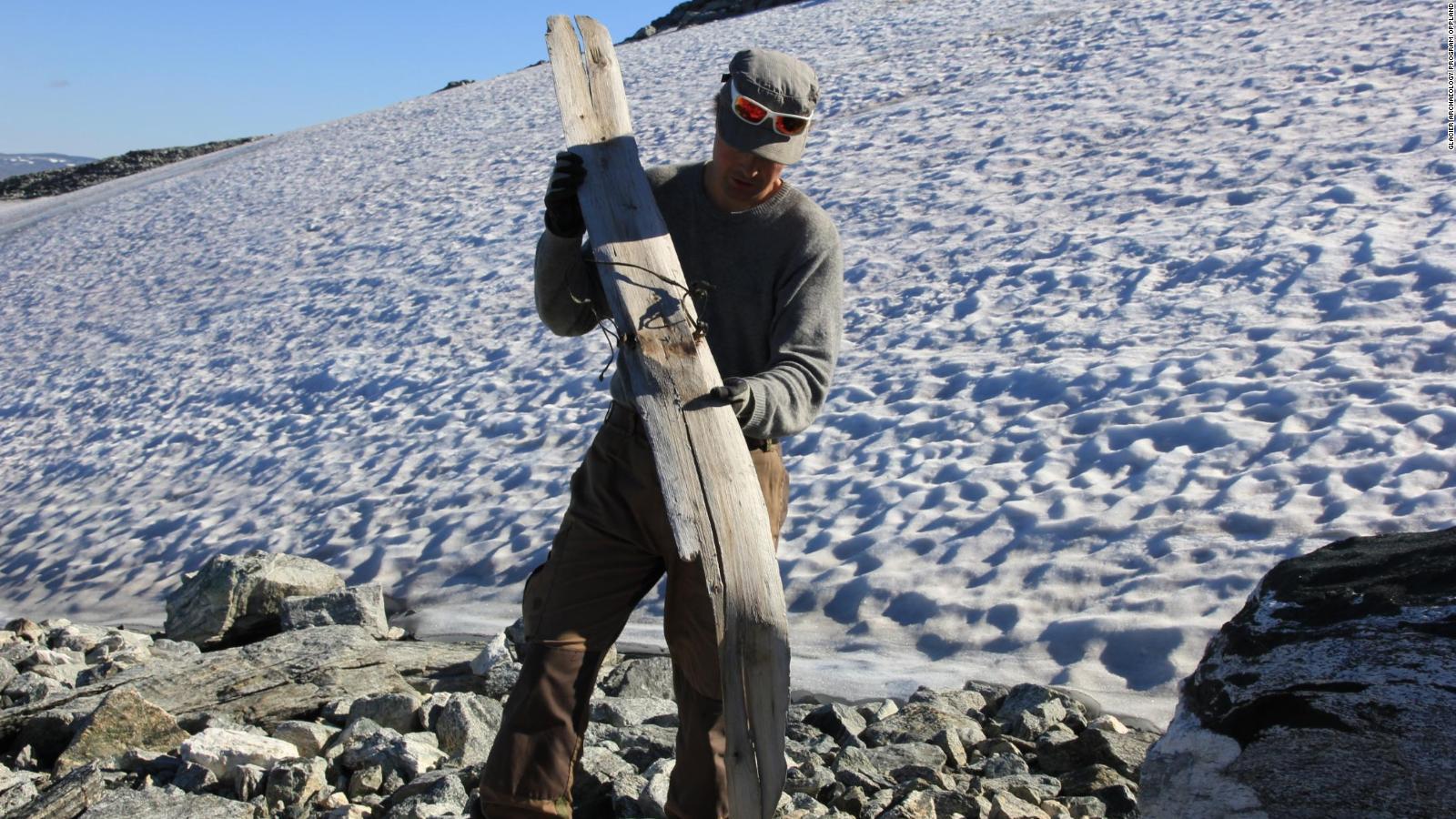 氷河の融解で先史時代や中世のスキーも現れた。このスキーは放射性炭素年代測定により７００年ごろのものと判明している/Glacier Archaeology Program Oppland