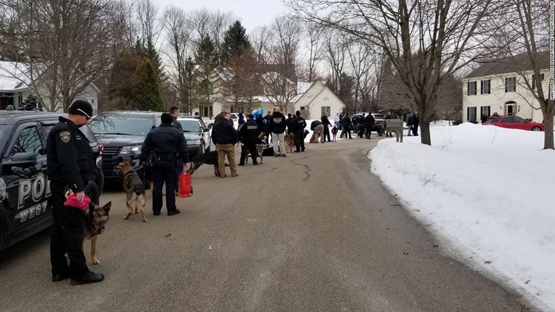 お見舞いの順番を待つ警察犬と警官/Hartford Police Department K-9 Unit/Facebook