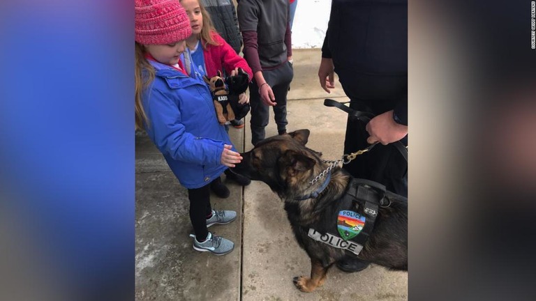 警察犬にあいさつするエマ・マーテンスちゃん/Courtesy Geoff Mertens