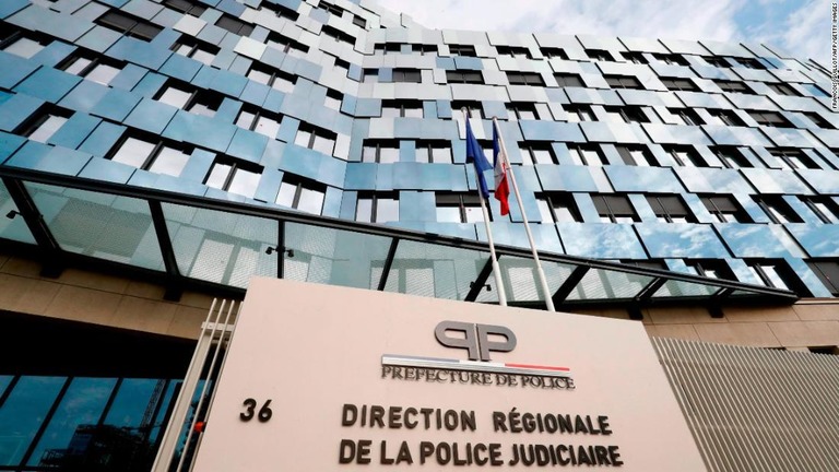 パリ市内で女性警官が同僚の男性に銃で撃たれて死亡した。２人は司法警察本部を警備中だった/FRANCOIS GUILLOT/AFP/Getty Images