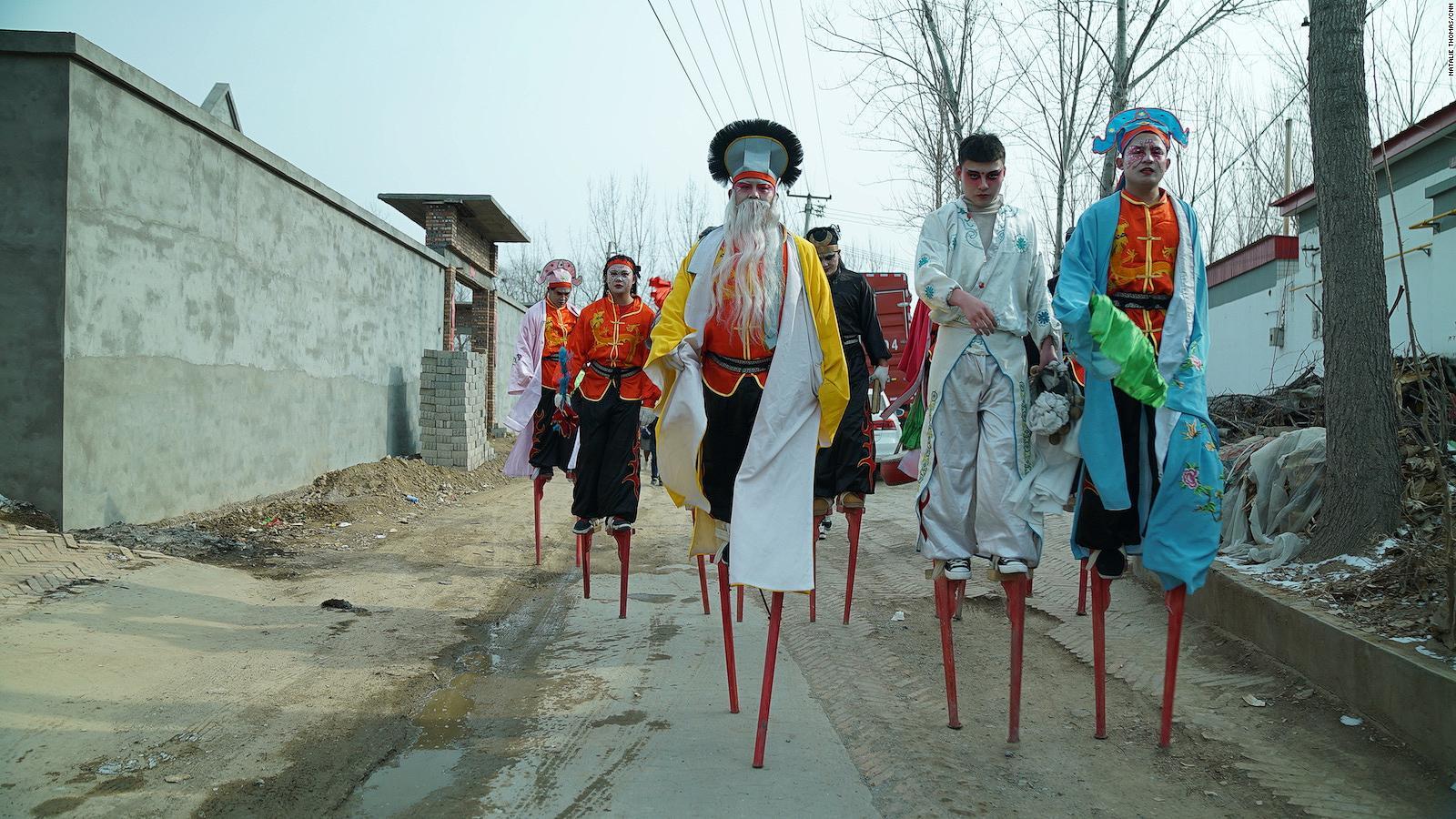 中国では竹馬乗りは幸運をもたらす存在と言われている。数百年にわたり新年の祝いや重要な冠婚葬祭など、重要な節目に立ち会ってきた/Natalie Thomas/CNN