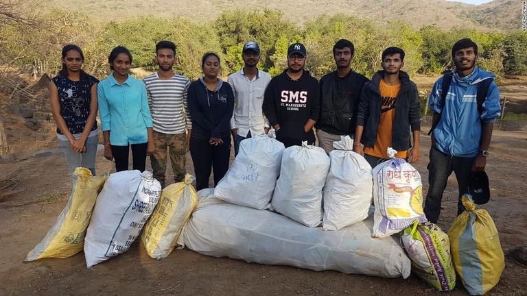 インド西部で住民が廃棄するプラスチックを集めたグループ/Brijesh Jethva
