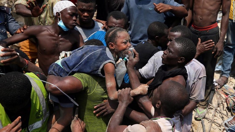 ナイジェリアで小学校などが入る３階建てのビルが倒壊した/Afolabi Sotunde/Reuters