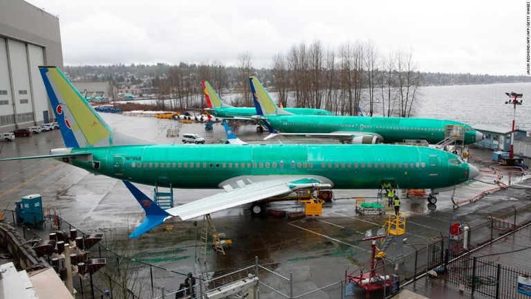 各国で運航停止となっている７３７ＭＡＸについて、ボーイングが生産継続を発表/JASON REDMOND/AFP/Getty Imges