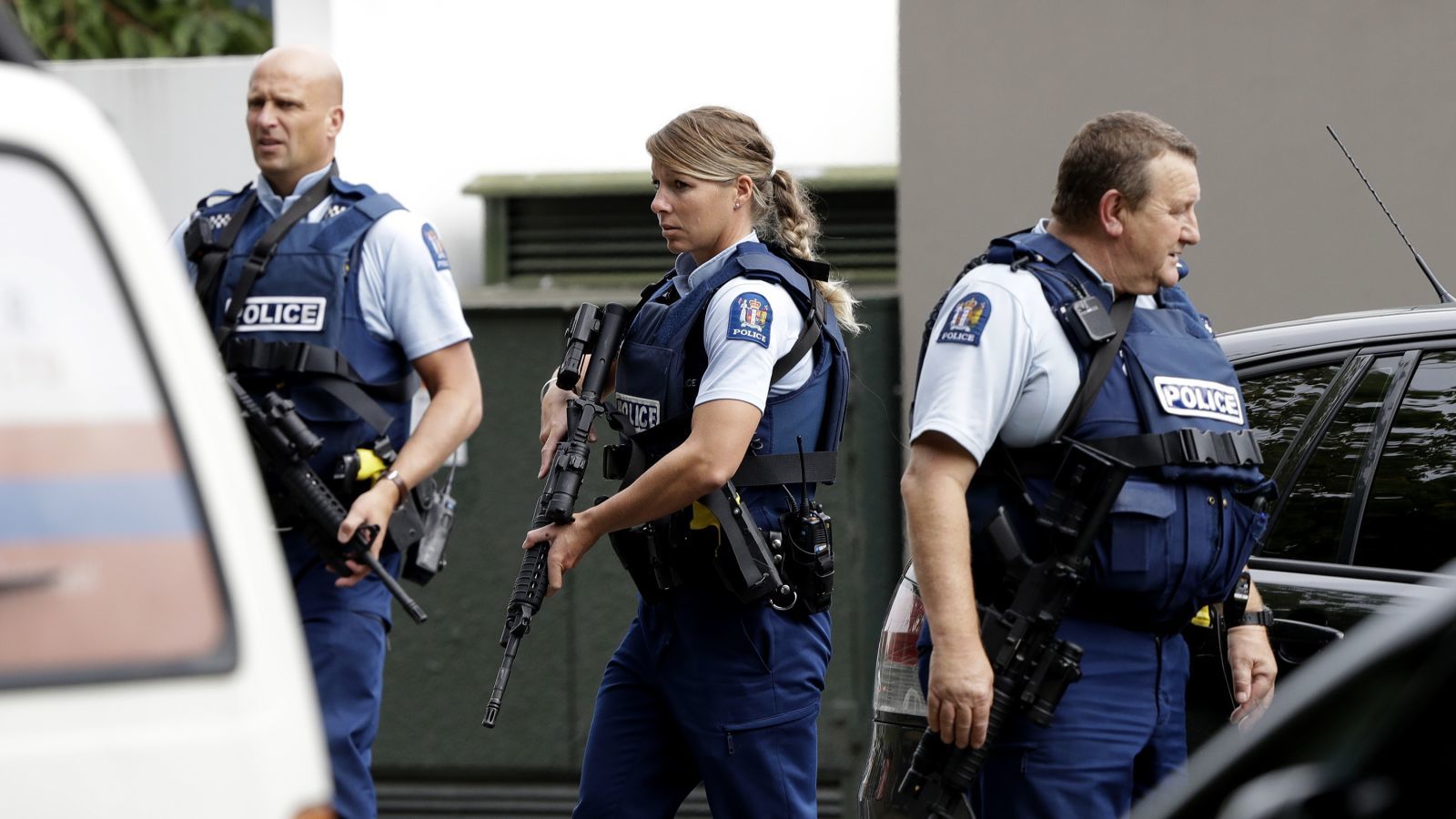 クライストチャーチのモスク前に展開する武装した警察官/Mark Baker/AP